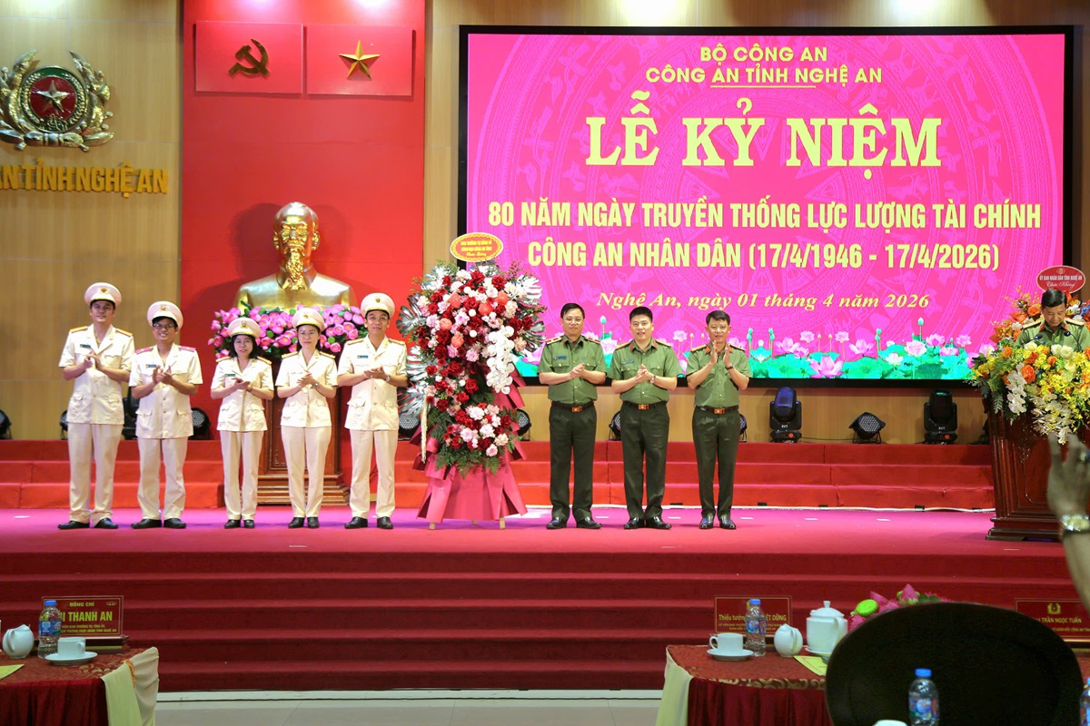 Đảng ủy, Lãnh đạo Công an tỉnh tặng hoa chúc mừng lực lượng Tài chính Công an Nghệ An