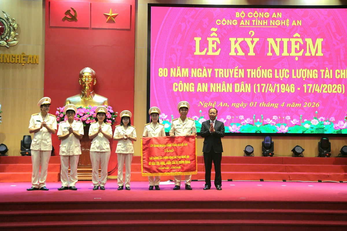 Đồng chí Bùi Thanh An, Ủy viên Ban Thường vụ Tỉnh ủy, Phó Chủ tịch Thường trực UBND tỉnh trao bức trướng của UBND tỉnh tặng lực lượng Tài chính Công an Nghệ An