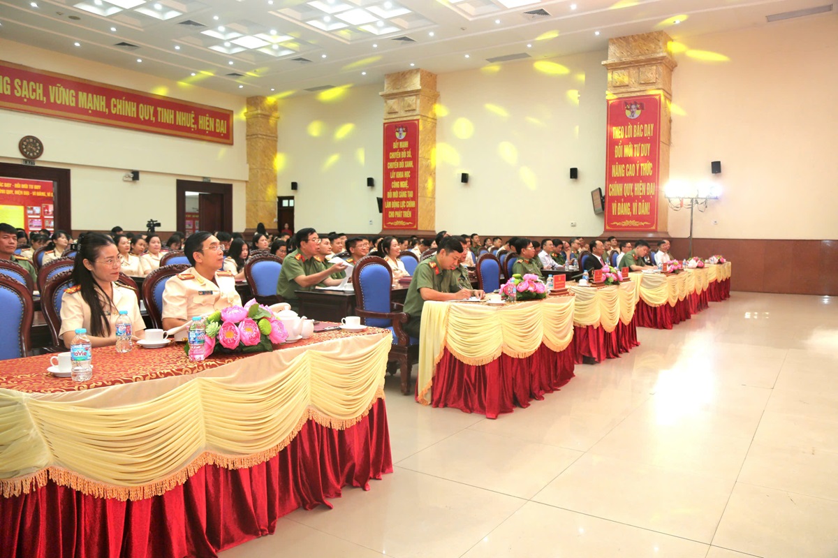 Đại biểu tham dự buổi lễ