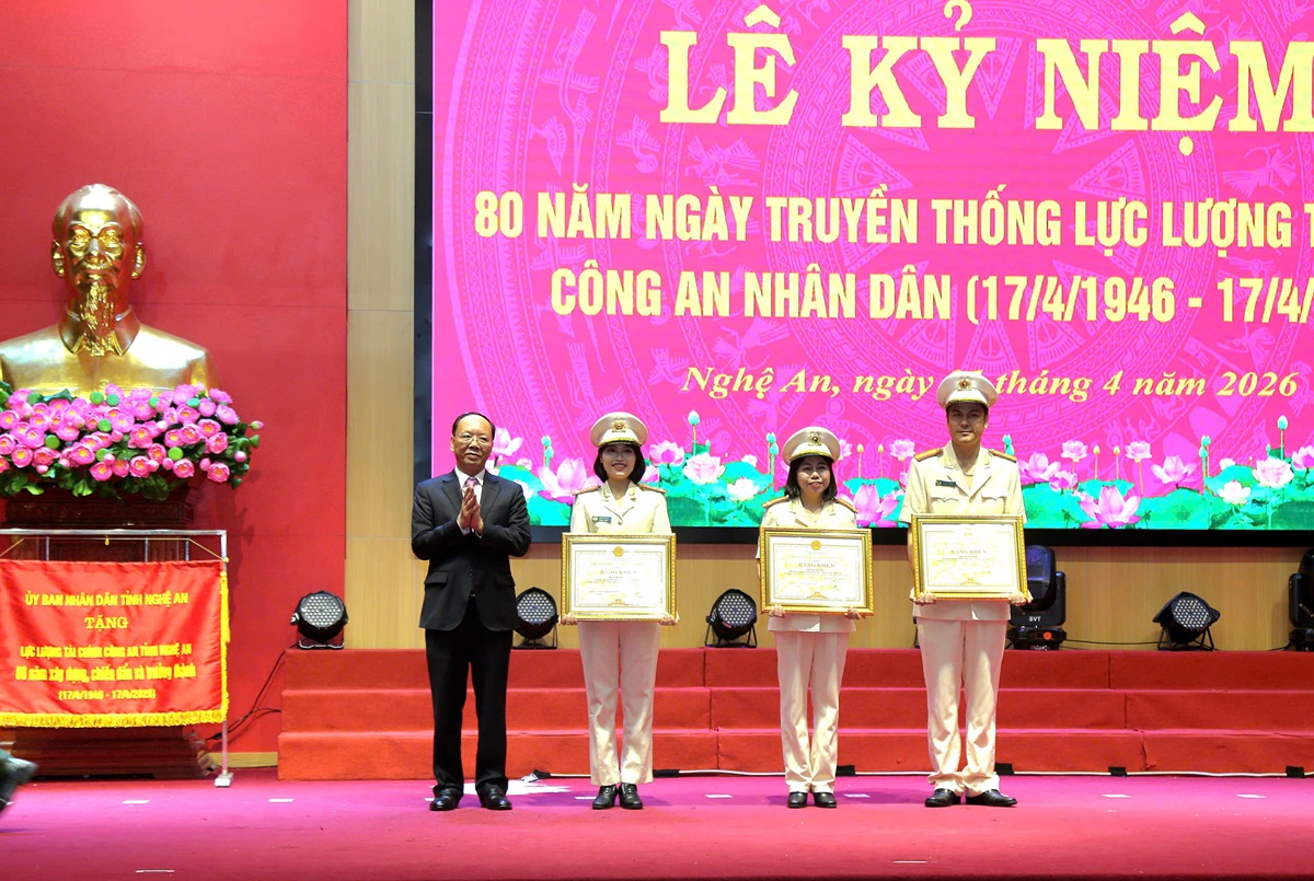 Đồng chí Bùi Thanh An, Ủy viên Ban Thường vụ Tỉnh ủy, Phó Chủ tịch Thường trực UBND tỉnh trao Bằng khen của Chủ tịch UBND tỉnh tặng 03 cá nhân có thành tích xuất sắc trong thực hiện Phong trào thi đua đặc biệt chào mừng kỷ niệm 80 năm Ngày truyền thống lực lượng Tài chính CAND