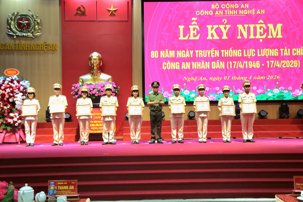 Đồng chí Thiếu tướng Đinh Việt Dũng, Ủy viên Ban Thường vụ Tỉnh ủy, Bí thư Đảng ủy, Giám đốc Công an tỉnh trao Giấy khen của Giám đốc Công an tỉnh tặng cá nhân có thành tích xuất sắc trong thực hiện Phong trào thi đua đặc biệt chào mừng kỷ niệm 80 năm Ngày truyền thống lực lượng Tài chính Công an nhân dân