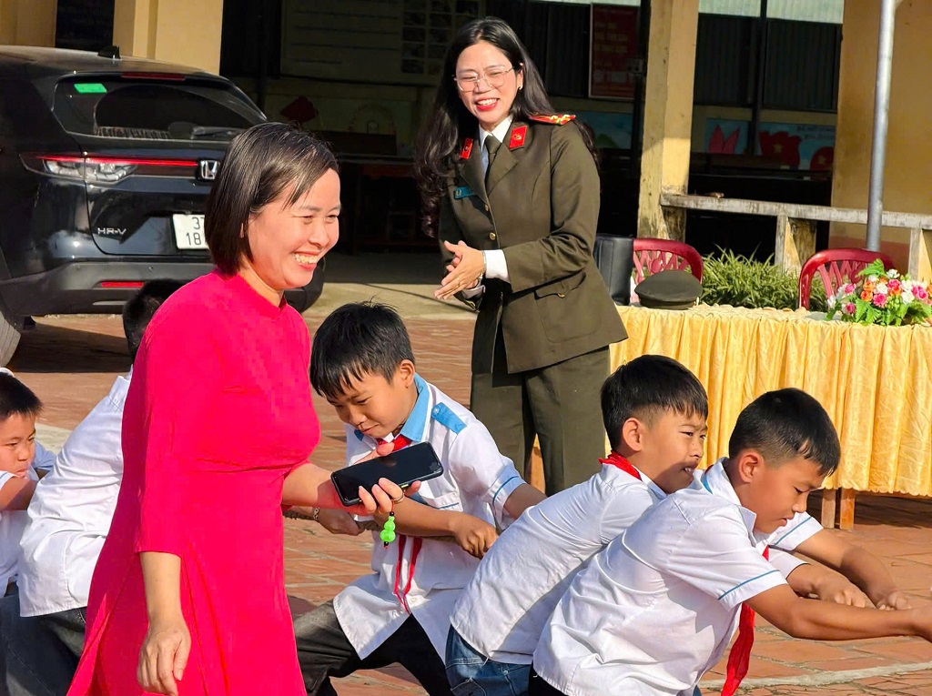 Tổ chức nhiều trò chơi để học sinh tham gia