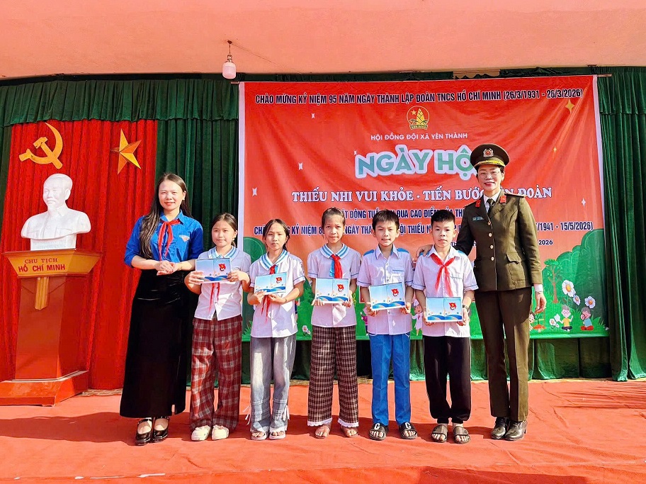 Ban tổ chức trao quà tặng học sinh