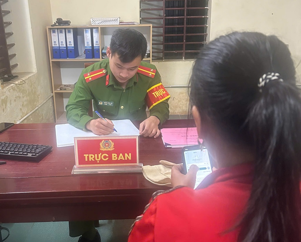 Công an xã làm việc hỗ trợ người dân