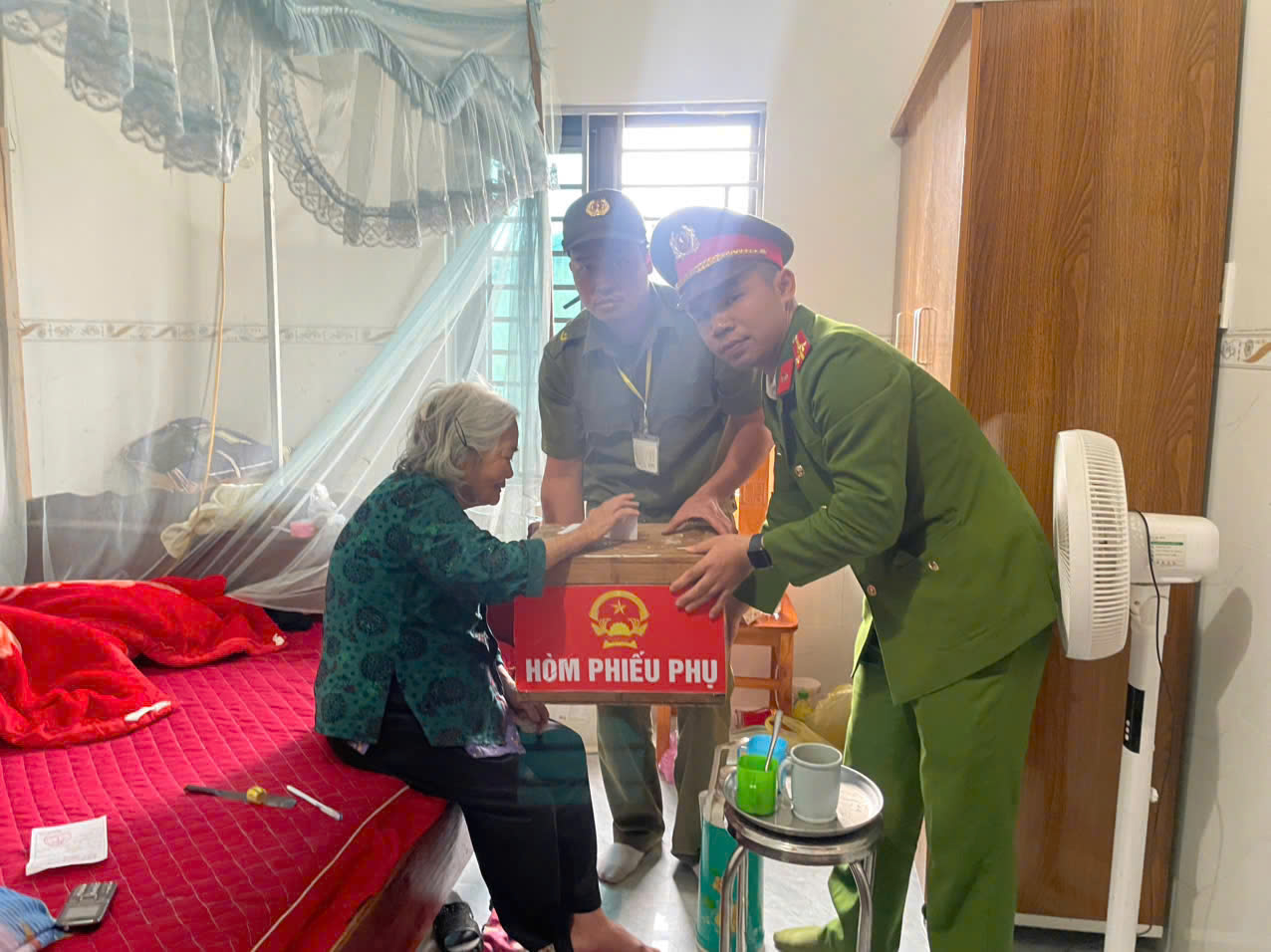 Công an xã mang thùng phiếu hỗ trợ cử tri