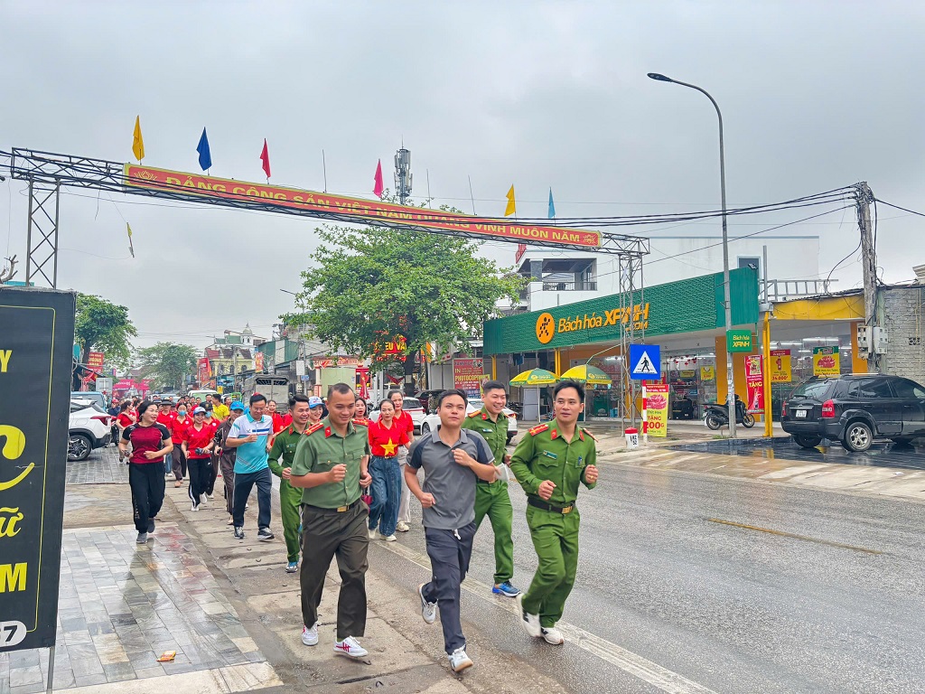 Công an xã hưởng ứng và tham gia Ngày chạy Olympic