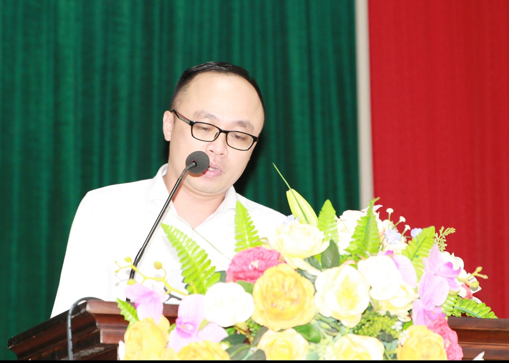 Đại diện Trung tâm Phục vụ hành chính công phường Thành Vinh phát biểu    