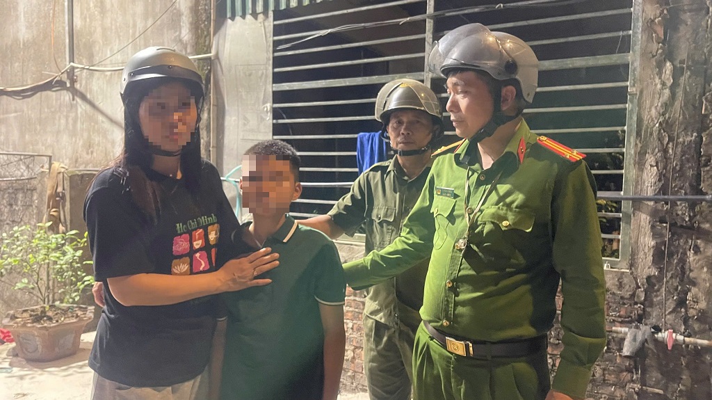Công an phường bàn giao cháu T. an toàn cho người thân