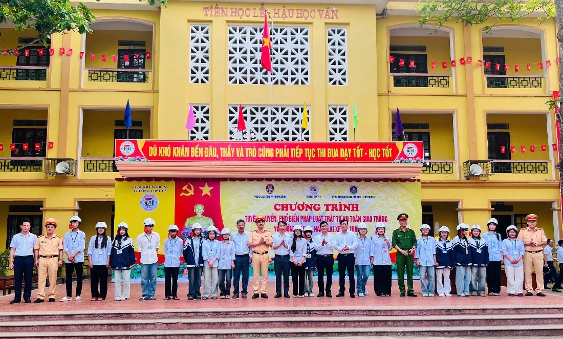 Đồng chí Thượng tá Nguyễn Hàm Thắng, Phó Trưởng phòng CSGT và đại biểu trao mũ bảo hiểm tặng học sinh