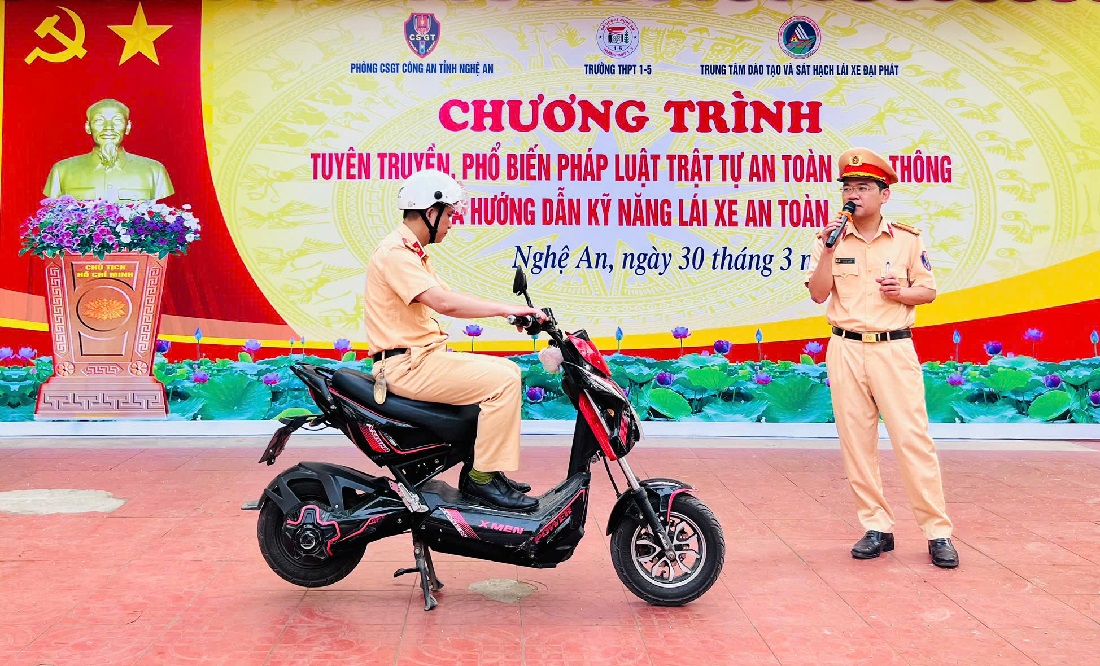 Cán bộ CSGT hướng dẫn kỹ năng lái xe an toàn 