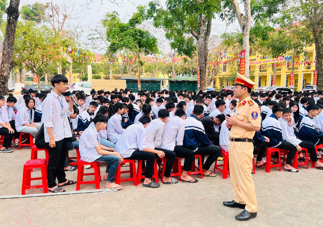 Học sinh hào hứng trả lời câu hỏi về Luật Giao thông đường bộ 