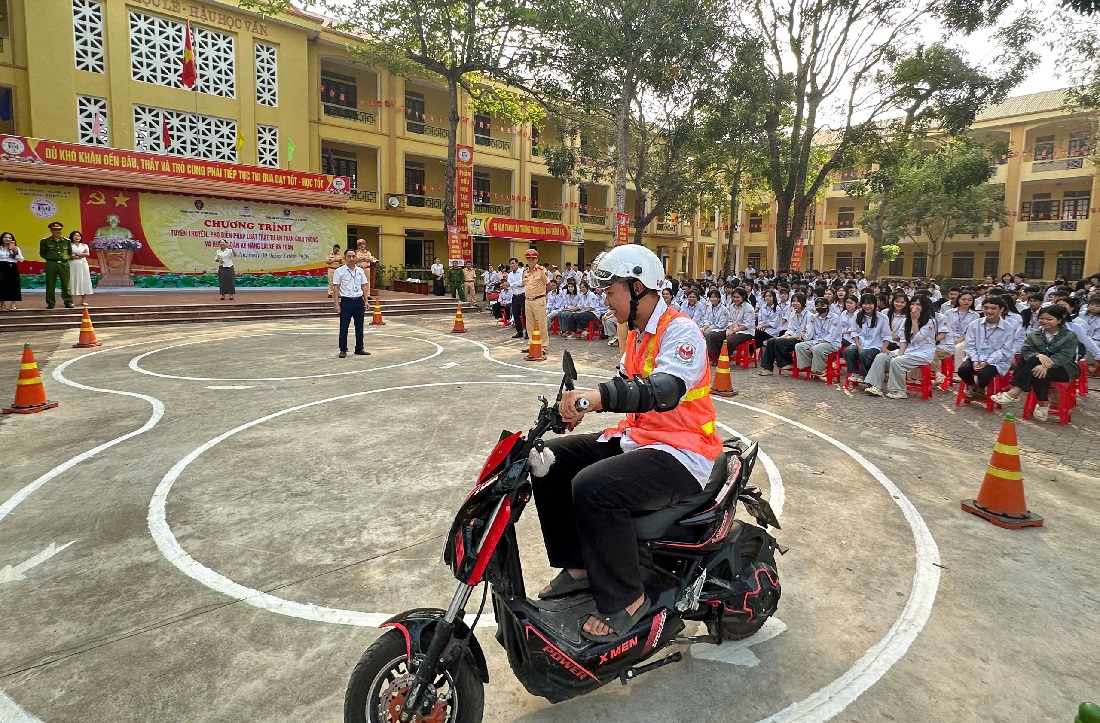 Học sinh thực hành kỹ năng lái xe an toàn