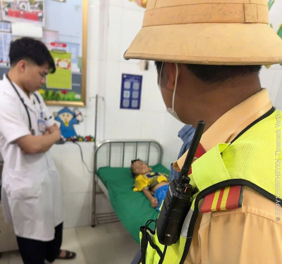 Tổ công tác sử dụng phương tiện chuyên dụng dẫn đường để đưa cháu bé đến bệnh viện cấp cứu