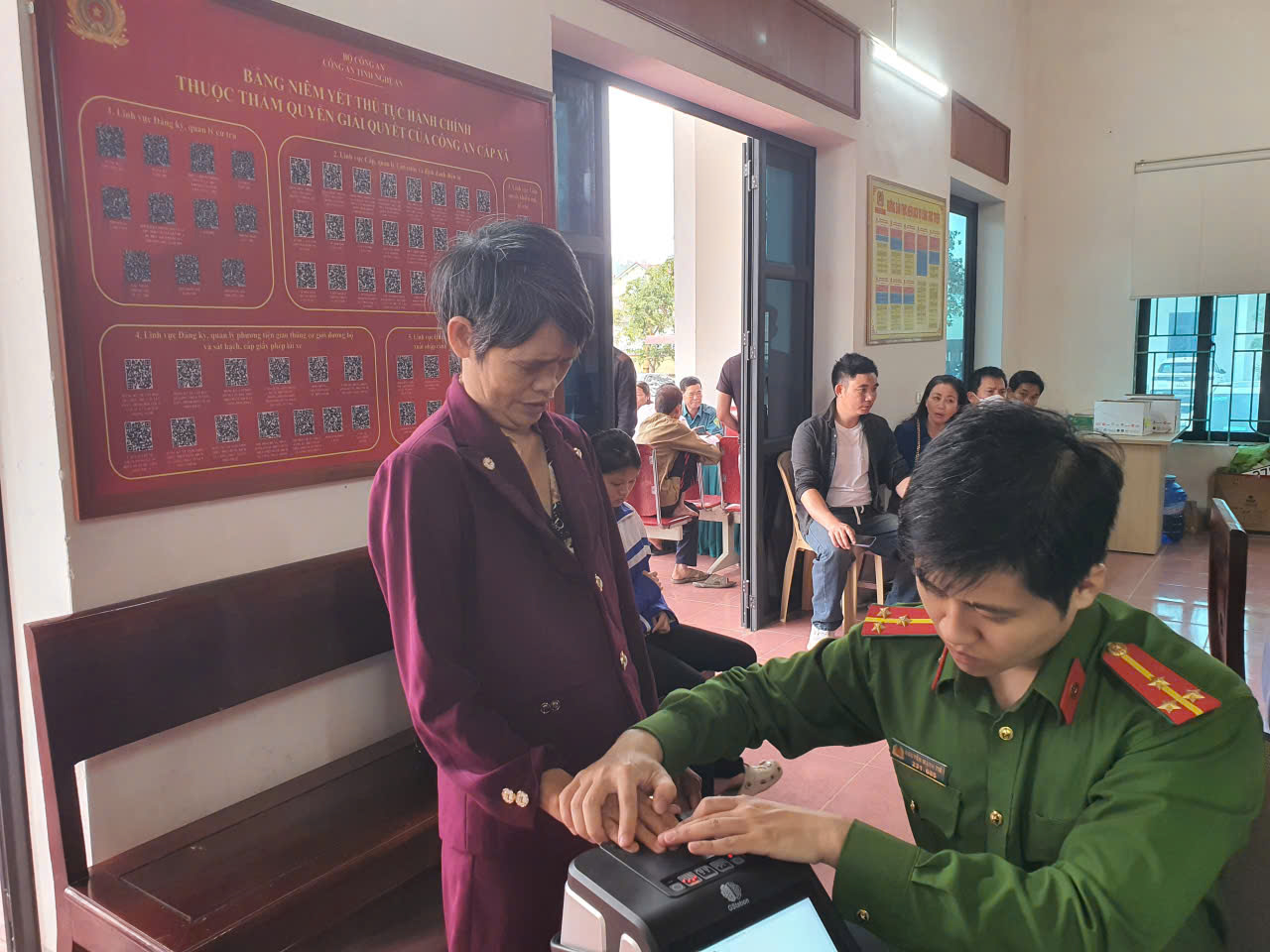 Công an xã tăng cường hỗ trợ người dân