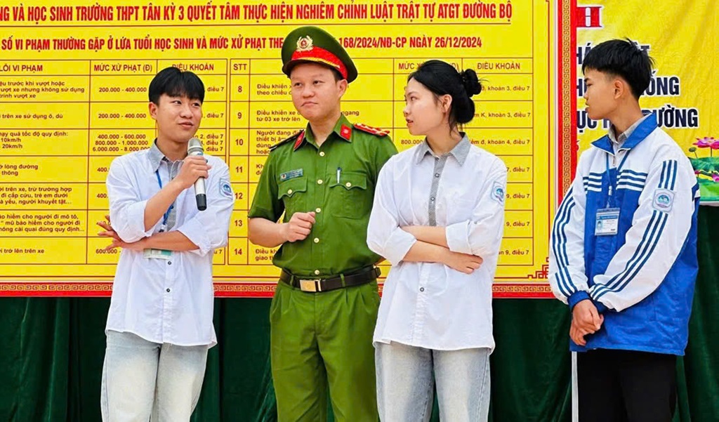 Công an xã Tân An tuyên truyền pháp luật về trật tự an toàn giao thông