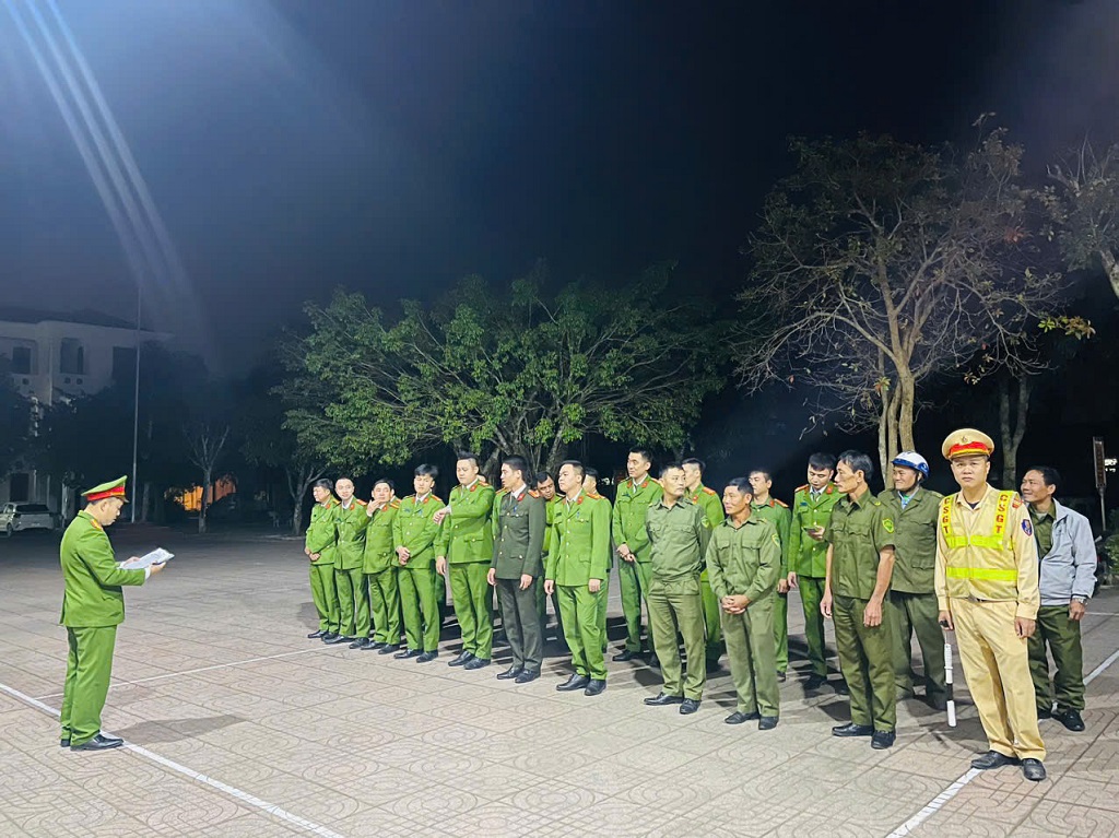 Công an xã tăng cường tuần tra vũ trang