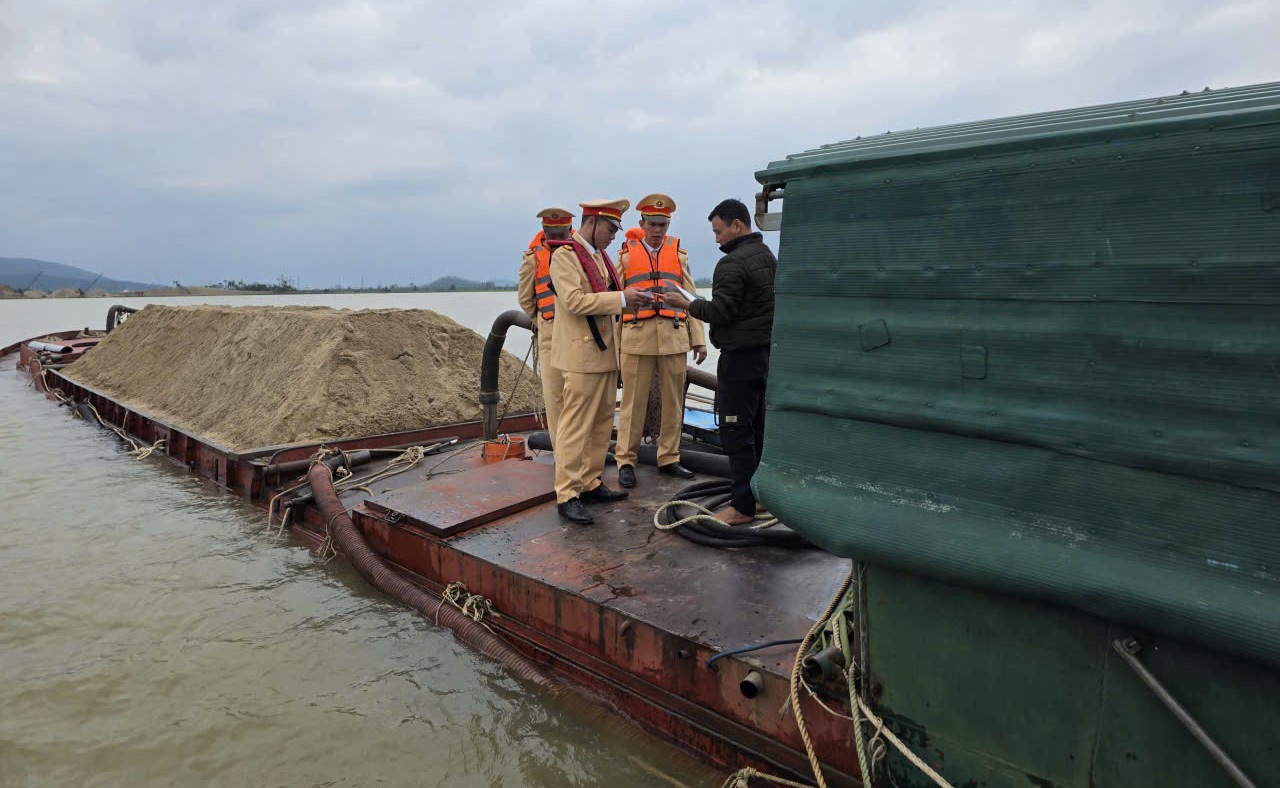 Cảnh sát đường thủy tổ chức tuần tra, kiểm soát, bảo đảm TTAGT đường thủy trên tuyến, địa bàn