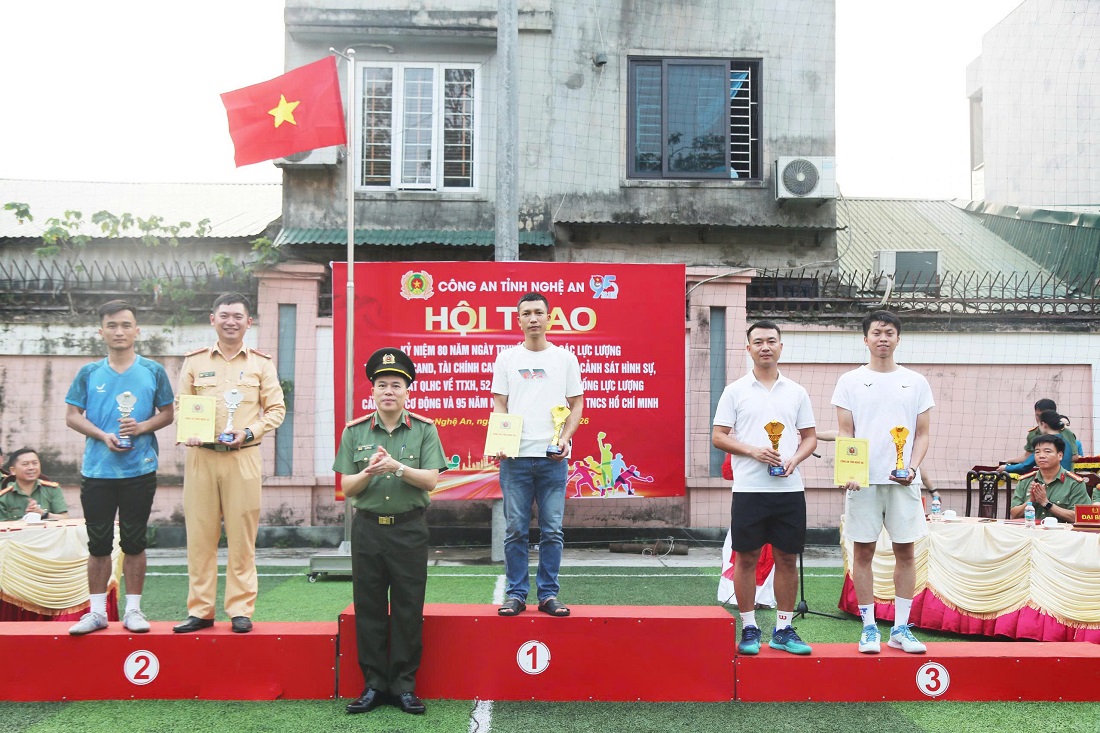 Đồng chí Đại tá Trần Hồng Quang, Phó Bí thư Đảng ủy, Phó Giám đốc Công an tỉnh phát trao huy chương Vàng, huy chương Bạc và huy chương Đồng nội dung đôi nam đối với môn pickleball