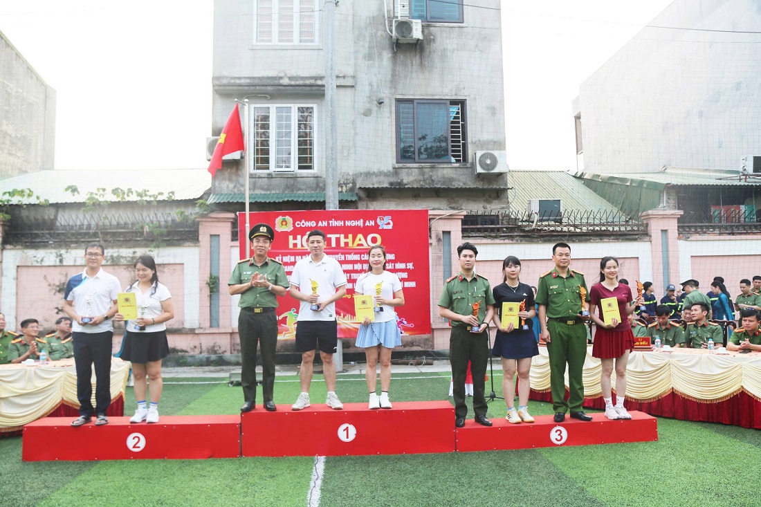 Đồng chí Đại tá Trần Hồng Quang, Phó Bí thư Đảng ủy, Phó Giám đốc Công an tỉnh phát trao huy chương Vàng, huy chương Bạc và huy chương Đồng nội dung đôi nam nữ đối với môn pickleball