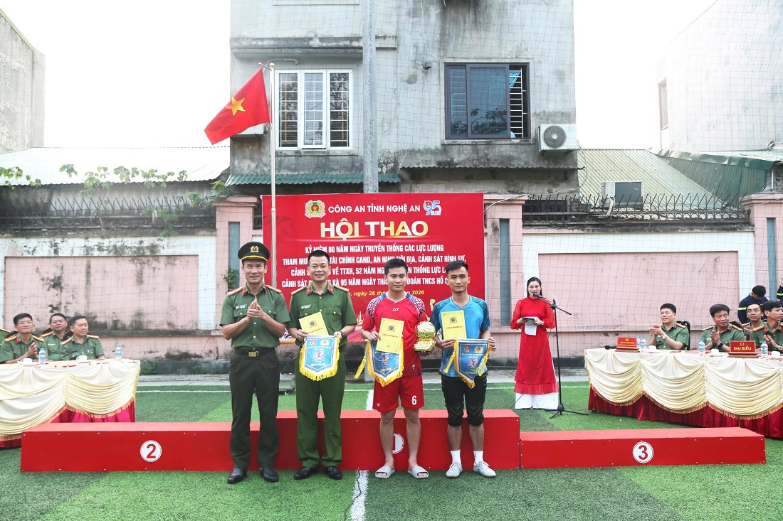 Ban tổ chức trao giải cá nhân cho vận động viên 