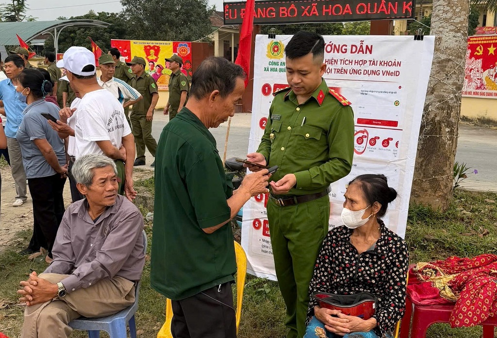 Công an xã Hoa Quân phối hợp Đoàn Thanh niên xã lồng ghép tuyên truyền VNeID tại Đại hội Thể dục thể thao xã
