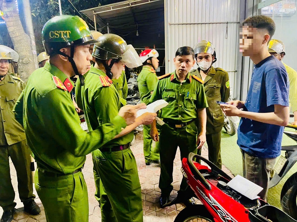 Công an phường Vinh Phú tăng cường tuần tra vũ trang, nhất là vào ban đêm nhằm phòng ngừa, ngăn chặn thanh thiếu niên vi phạm pháp luật