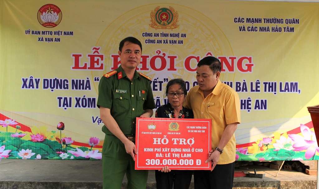 Trao biển tượng trưng hỗ trợ kinh phí xây dựng nhà ở tặng gia đình bà Lê Thị Lam