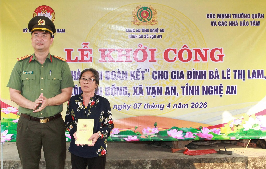 Đại diện Lãnh đạo Phòng Tổ chức cán bộ trao quà tặng bà Lê Thị Lam