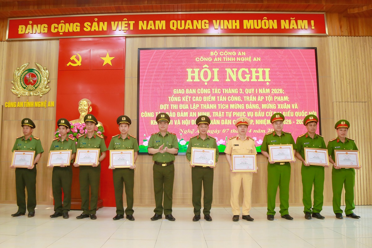 Đồng chí Thiếu tướng Đinh Việt Dũng, Giám đốc Công an tỉnh tặng Giấy khen đến các tập thể đạt thành tích xuất sắc