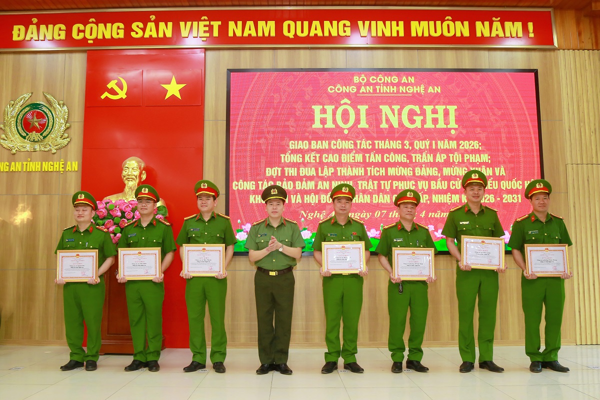 Đồng chí Đại tá Trần Hồng Quang, Phó Bí thư Đảng ủy, Phó Giám đốc Công an tỉnh trao Bằng khen của Giám đốc Công an tỉnh đến các tập thể đạt thành tích xuất sắc