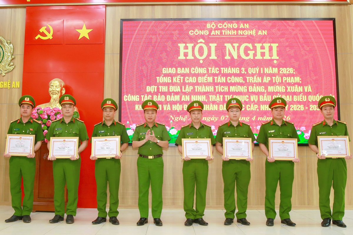 Đồng chí Đại tá Nguyễn Duy Thanh, Phó Giám đốc Công an tỉnh trao Bằng khen của Giám đốc Công an tỉnh đến các tập thể đạt thành tích xuất sắc