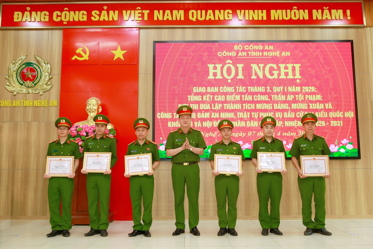 Đồng chí Đại tá Trần Ngọc Tuấn, Phó Giám đốc Công an tỉnh trao Bằng khen của Giám đốc Công an tỉnh đến các tập thể đạt thành tích xuất sắc