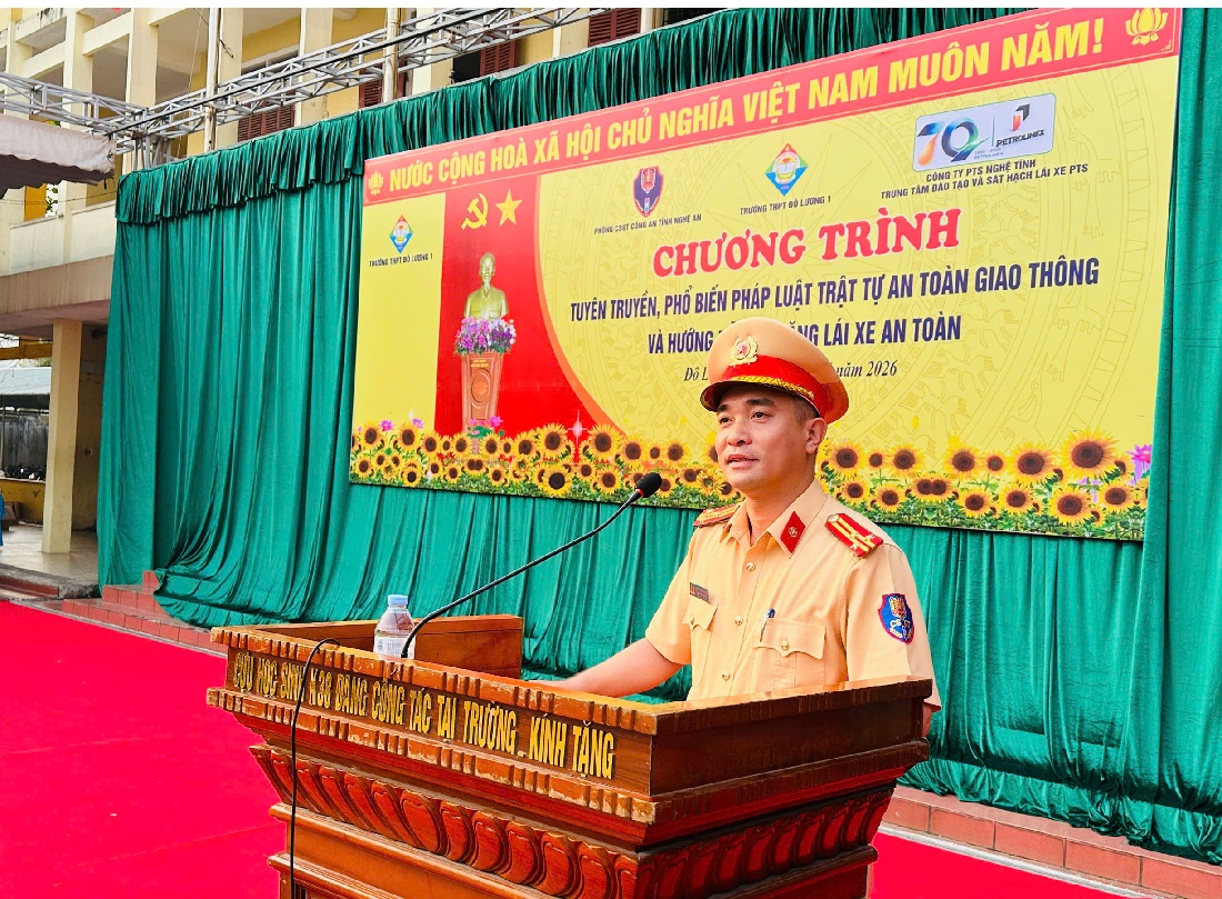 Đồng chí Thượng tá Nguyễn Hàm Thắng, Phó Trưởng phòng CSGT phát biểu tại Chương trình