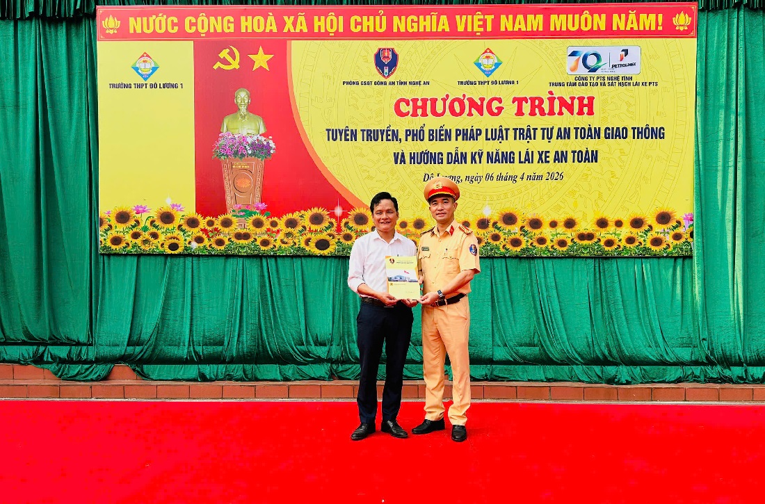 Đồng chí Thượng tá Nguyễn Hàm Thắng, Phó Trưởng phòng CSGT tặng quà Trường THPT Đô Lương 1