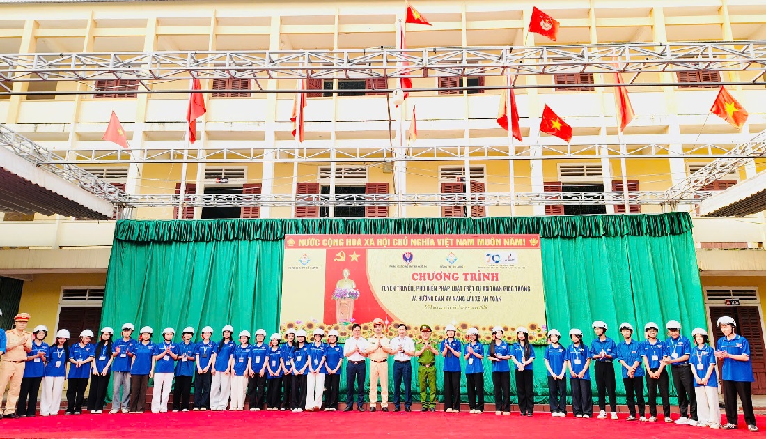 Đồng chí Thượng tá Nguyễn Hàm Thắng, Phó Trưởng phòng CSGT và đại biểu trao mũ bảo hiểm tặng học sinh