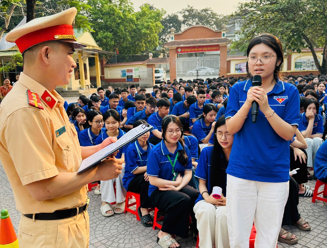Học sinh hào hứng trả lời câu hỏi về Luật Giao thông đường bộ