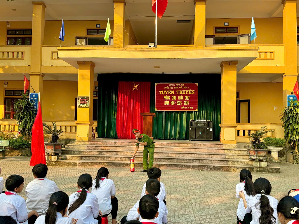 Công an xã Thiên Nhẫn tuyên truyền PCCC tại trường học