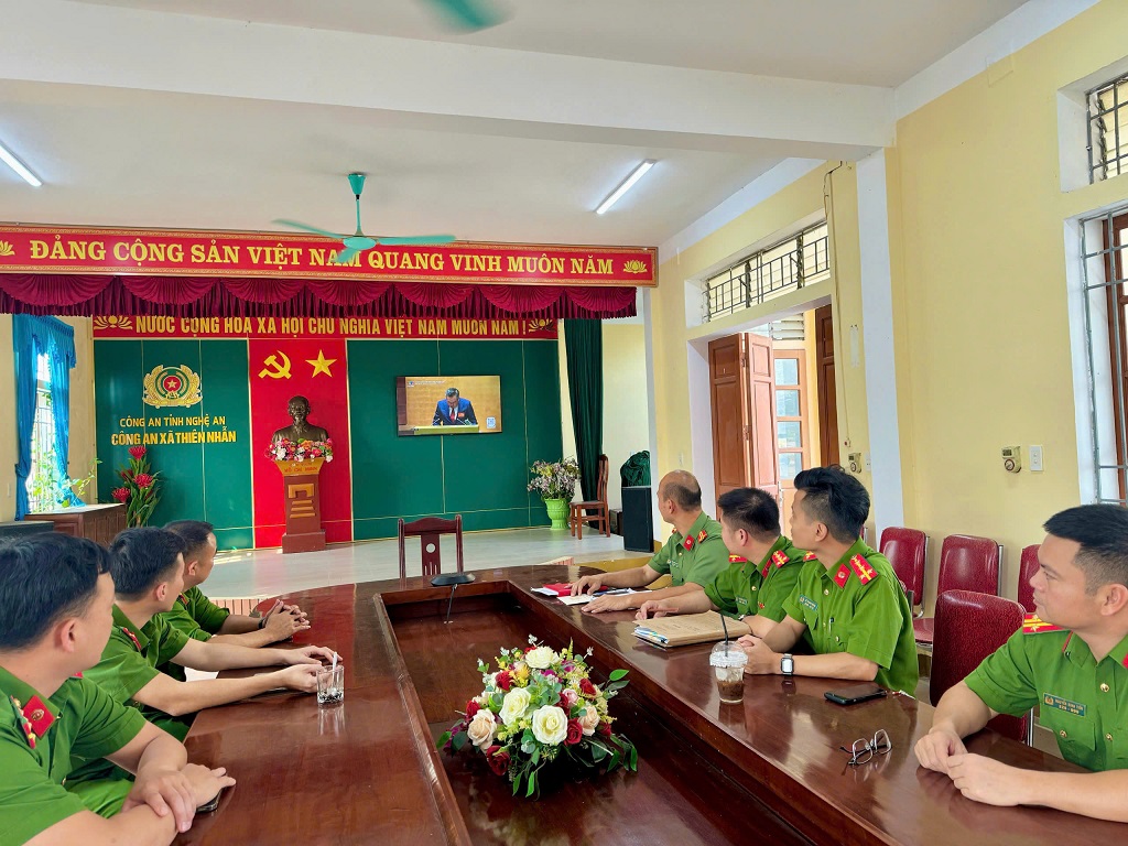 Công an xã Thiên Nhẫn theo dõi Hội nghị toàn quốc quán triệt và triển khai Nghị quyết Hội nghị Trung ương 2 khóa XIV