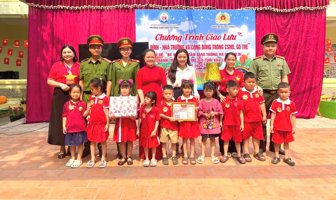 Tại chương trình, trẻ được hướng dẫn kỹ năng tham gia giao thông an toàn