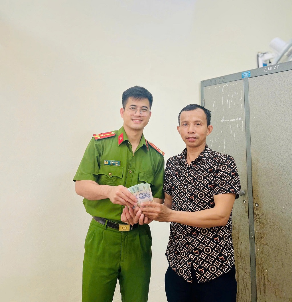 Người dân trả lại số tiền cho chị Chung 