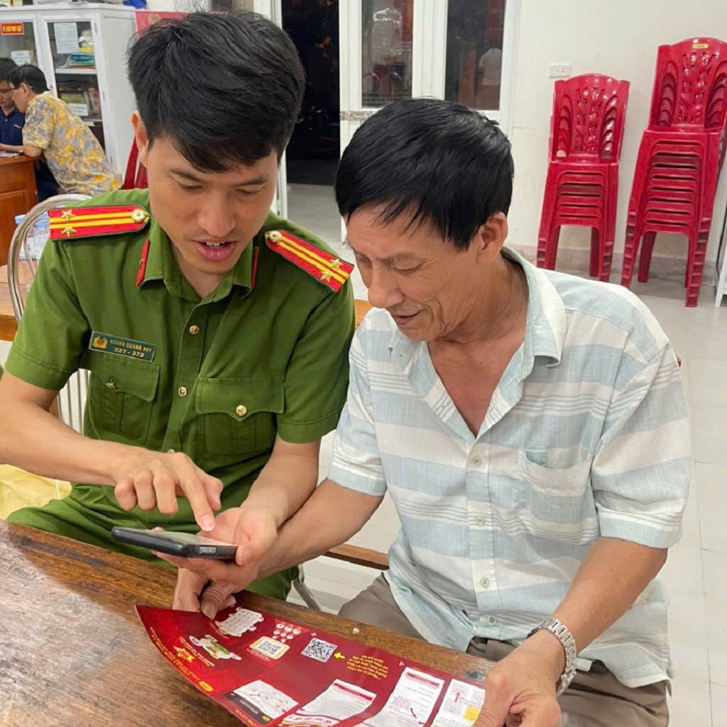  Tuyên truyền về tiện ích của VNeID cho người dân