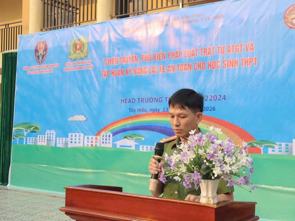 Công an phường Tây Hiếu phối hợp tuyên truyền Luật an toàn giao thông cho học sinh