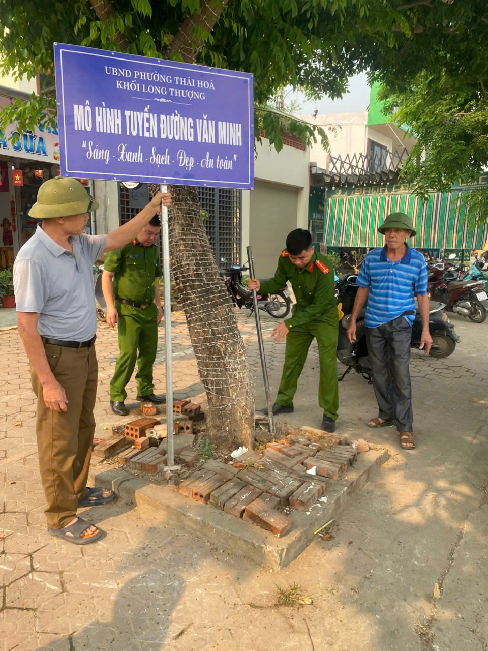 Công an phường Thái Hòa phối hợp triển khai xây dựng mô hình điểm “Tuyến đường văn minh: Sáng - Xanh - Sạch - Đẹp - An toàn”