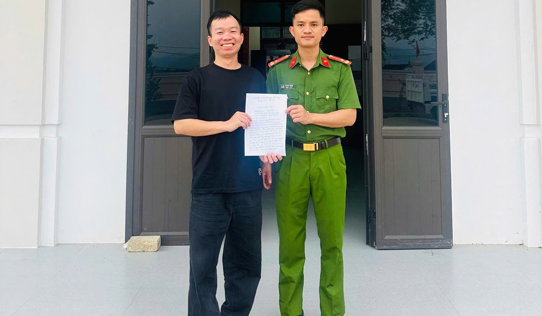 Công an xã Châu Bình hỗ trợ anh Đại nhận lại tiền chuyển nhầm