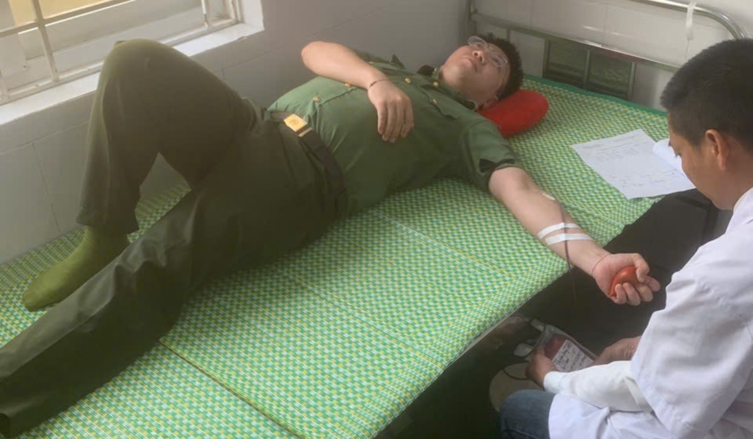 Cán bộ Công an xã Châu Tiến kịp thời hiến máu cứu người
