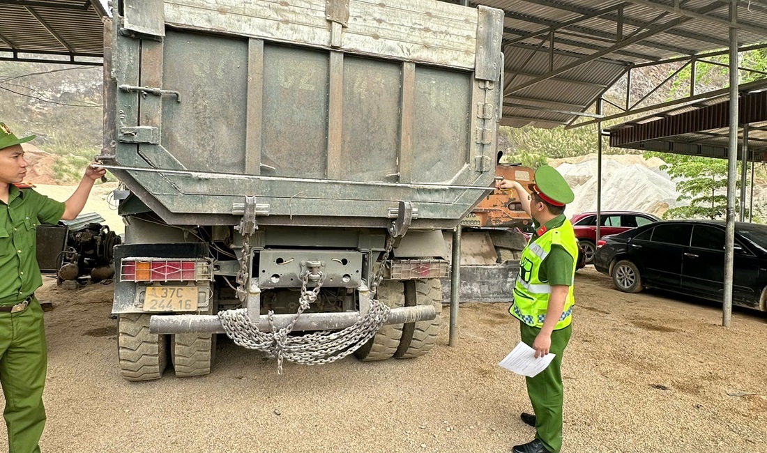 Công an xã Châu Tiến rà soát phương tiện ô tô tải tự đổ, xe sơ mi rơ mooc tự đổ có tải trọng từ 15.000 kg trở lên 