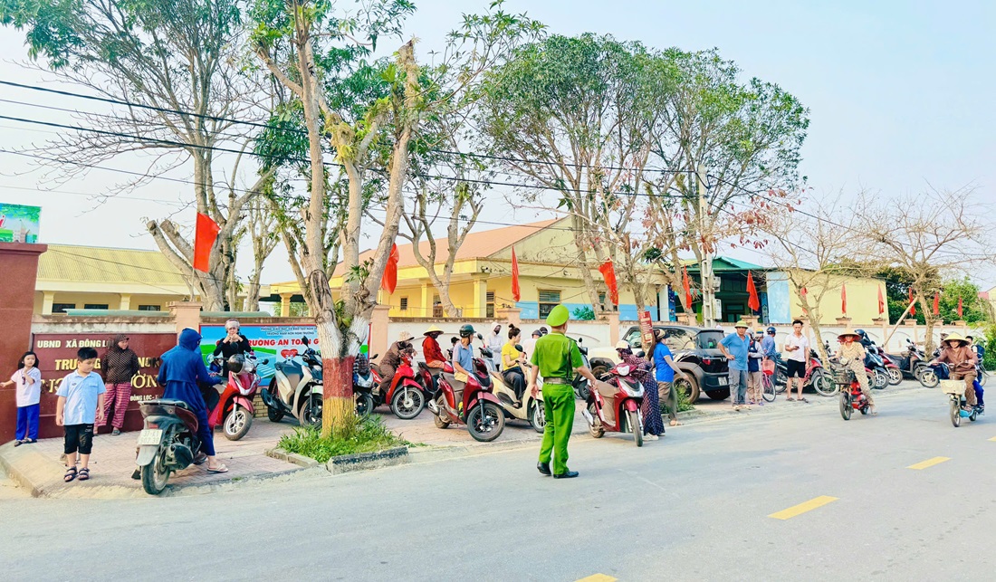 Công an xã Đông Lộc bảo đảm an toàn giao thông tại khu vực trường học