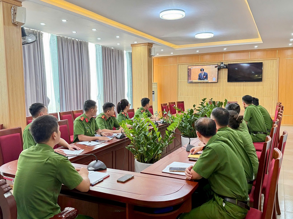Công an xã Vạn An theo dõi trực tuyến Hội nghị toàn quốc