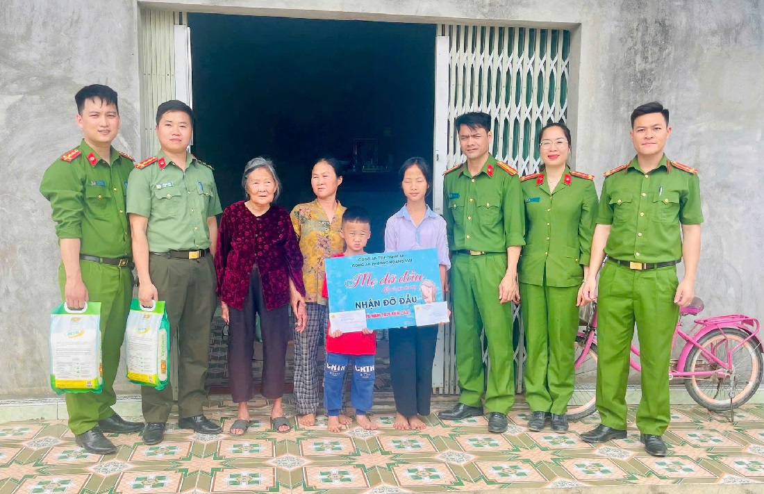 Công an phường Hoàng Mai nhận đỡ đầu 02 em Mạch Thị Lan Nhi và Mạch Quang Đông