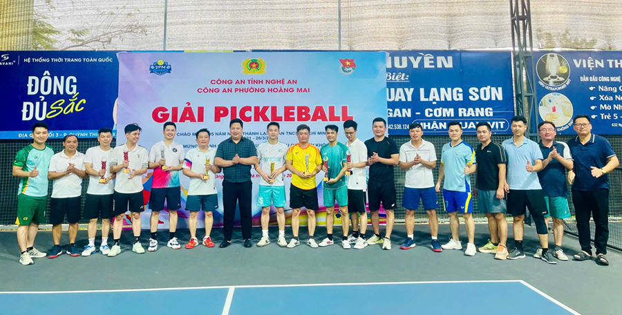 Ban tổ chức trao giải cho vận động viên